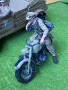 1:16 handbemalt Soldat mit Motorrad Afrika